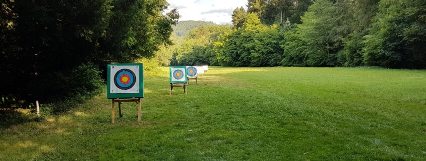 Bogenwiese mit Zielscheiben auf unterschiedlicher Distanz